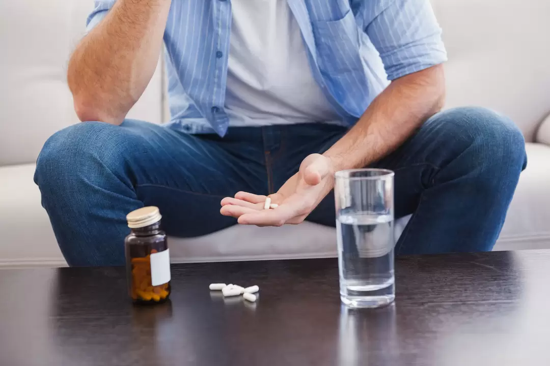 un uomo prende le capsule Pulsero per la potenza